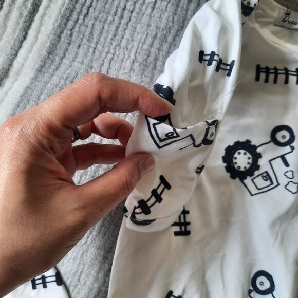 Baby Knotted Sleeper Gown & Hat Set NWOT! - Tractor Farm, Black/White (0-3 mths) - Picture 5 of 15